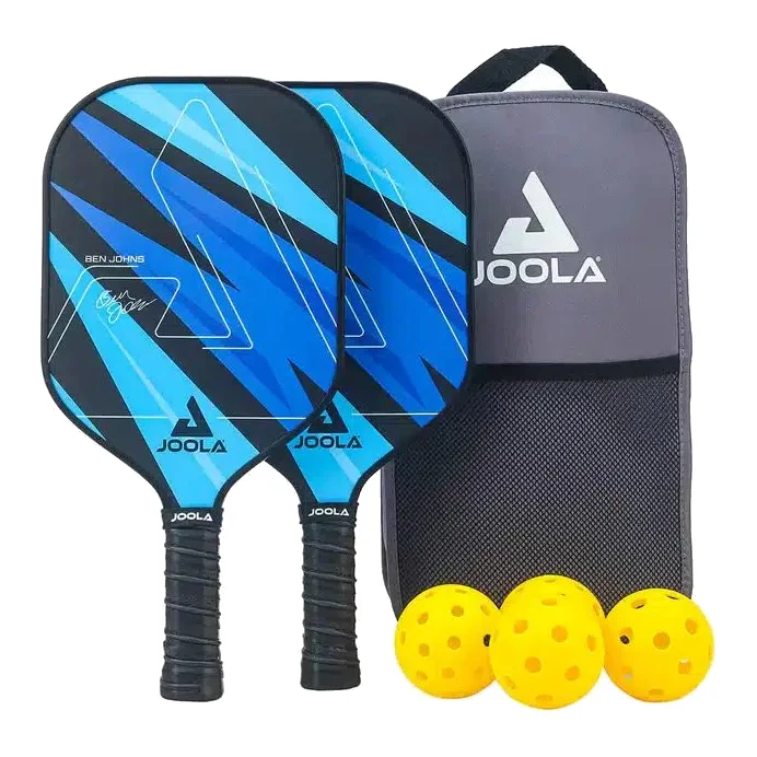 De Joola Ben Johns Blue Lightning pickleballset met twee blauwe paddles, vier ballen en een zwarte draagtas, klaar om te spelen.