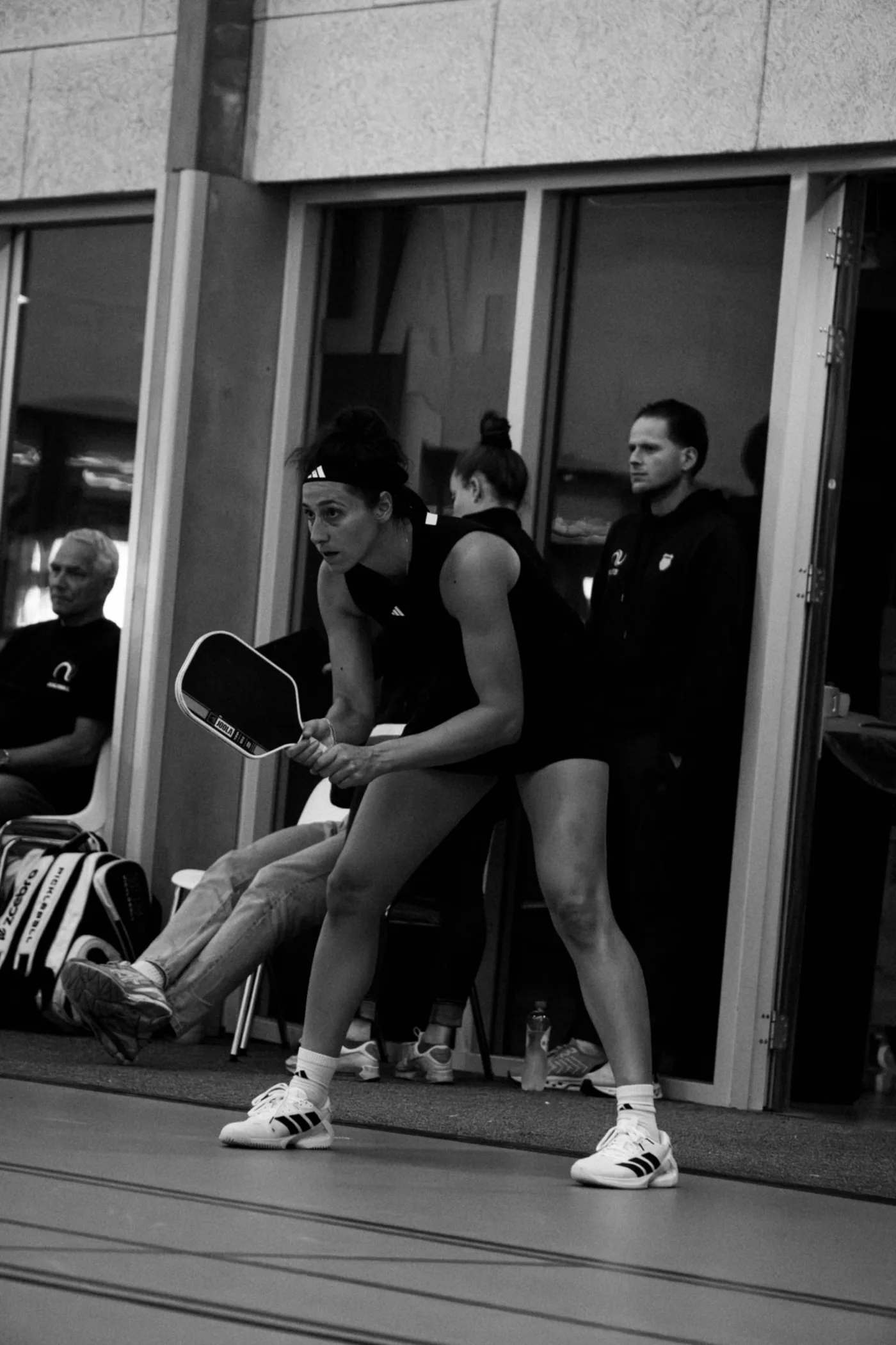Pickleballspeler klaar voor de serve tijdens een toernooi van Pickleball.be