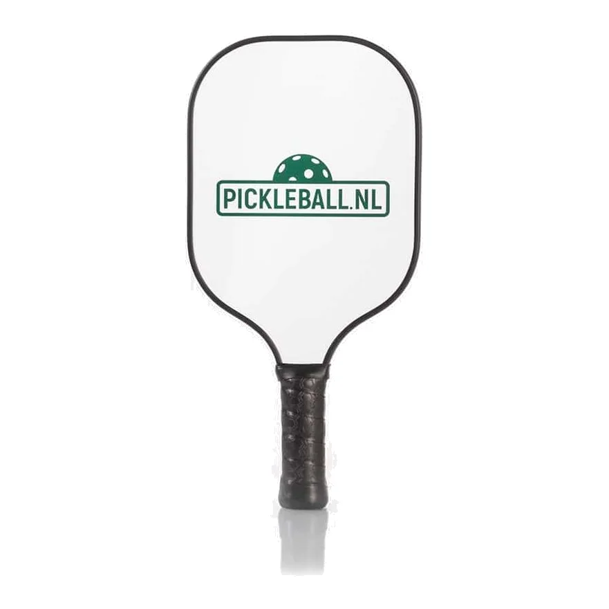 Witte Pickleball.nl paddle met contourgrip en een groot slagvlak, klaarliggend voor een pickleballwedstrijd